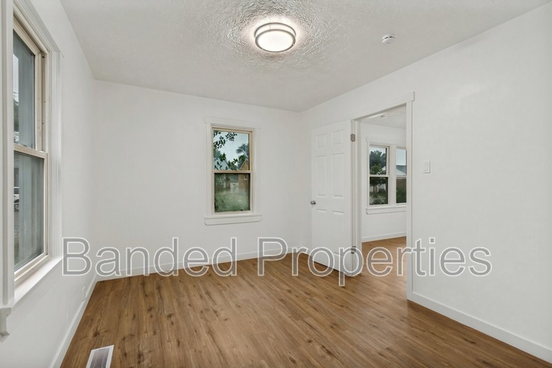 720 9th St - Photo 3 of 17