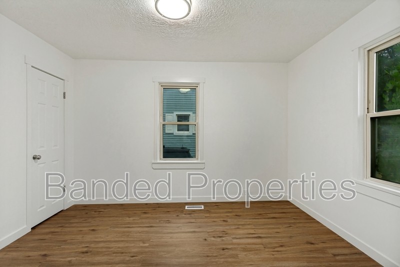 720 9th St - Photo 4 of 17
