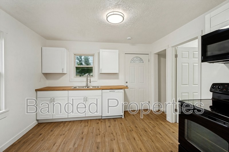 720 9th St - Photo 5 of 17
