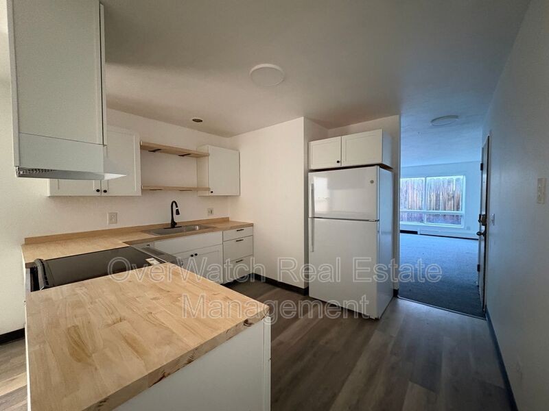 3925 E 9th Ave #3 - Photo 3 of 18