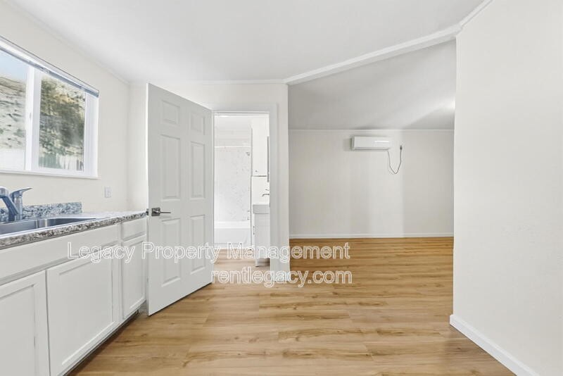 3617 Willow St #B - Photo 4 of 10