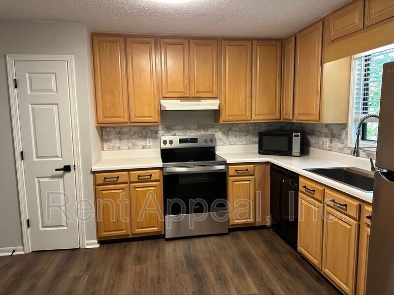 5050 Woodland Dr Nw - Photo 2 of 11