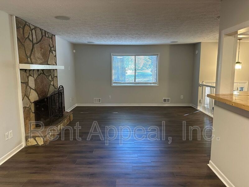 5050 Woodland Dr Nw - Photo 4 of 11