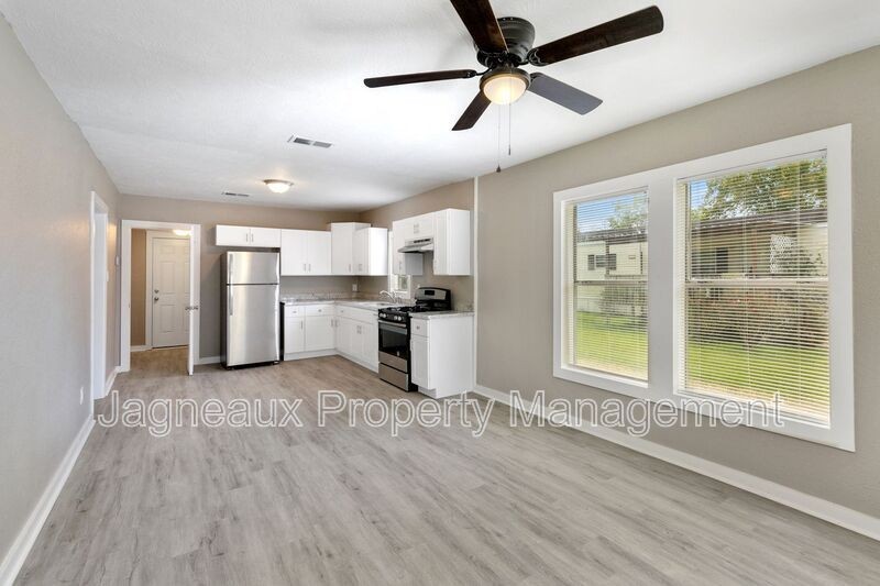 705 Murray St - Photo 2 of 7