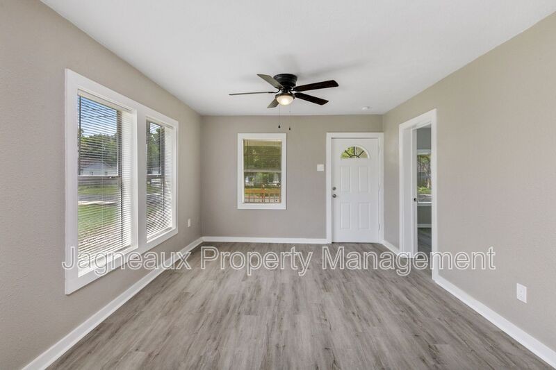 705 Murray St - Photo 3 of 7