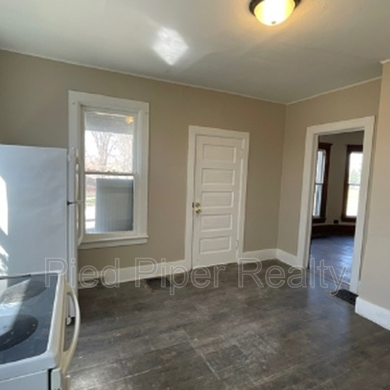 434 1/2 S State Ave - Photo 4 of 28