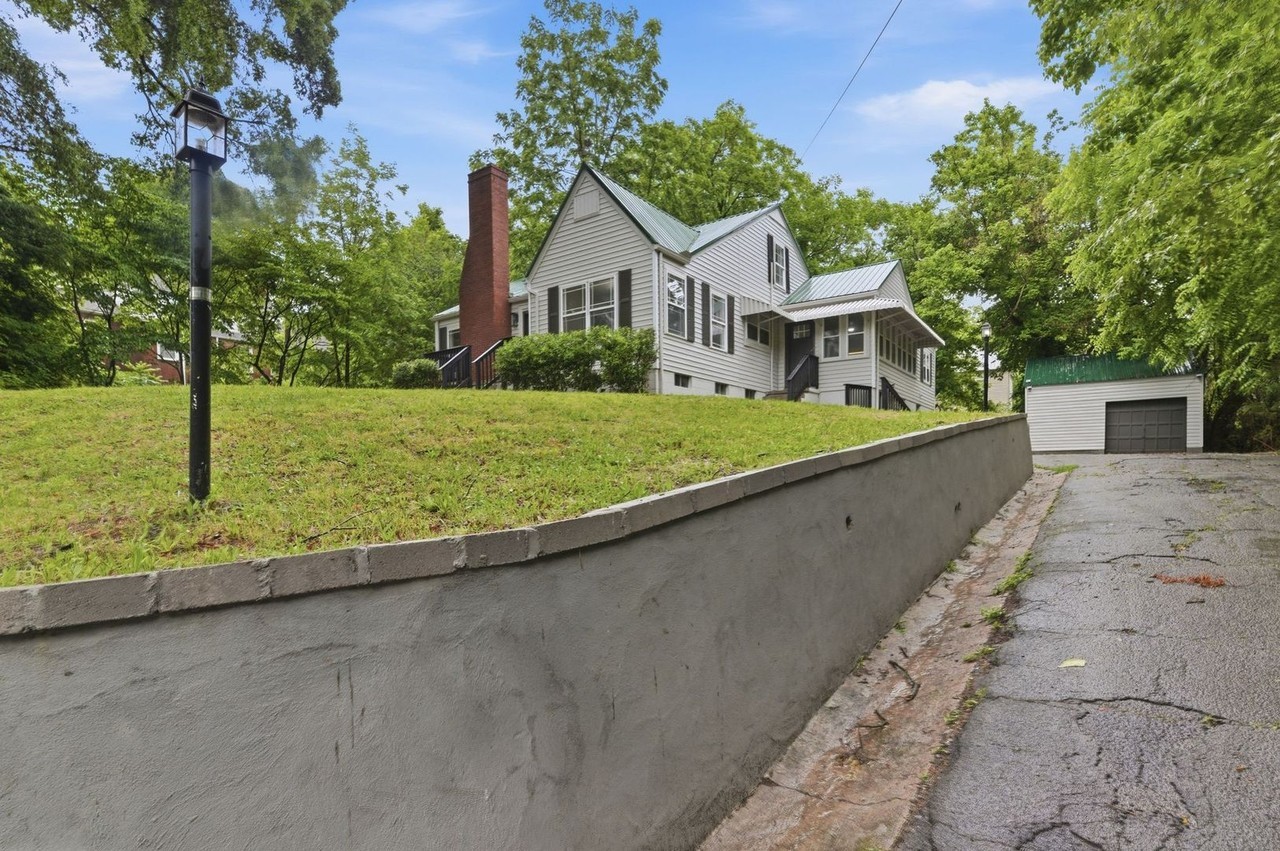 305 S Irwin St - Photo 3 of 39