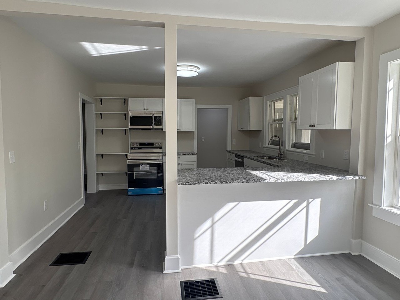 305 S Irwin St - Photo 7 of 39