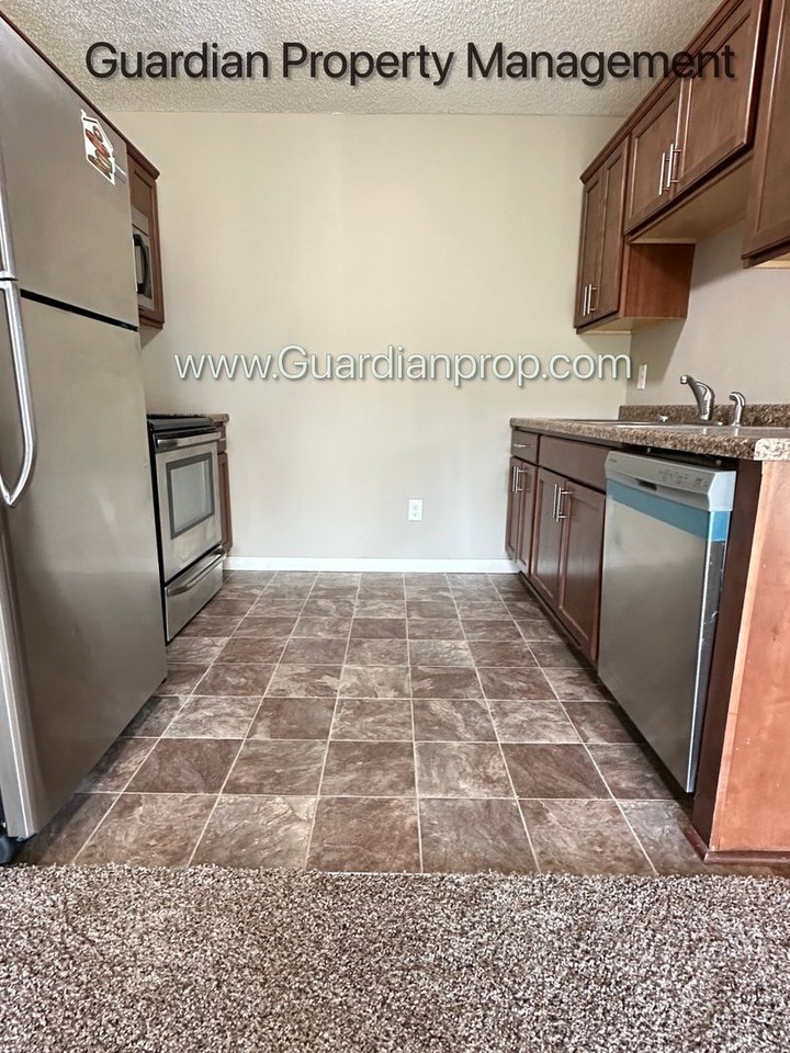 11942 Emery Village Dr N - Photo 3 of 19