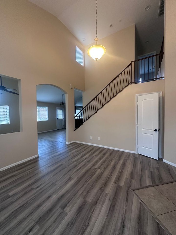 15734 Grevillea St - Photo 3 of 21