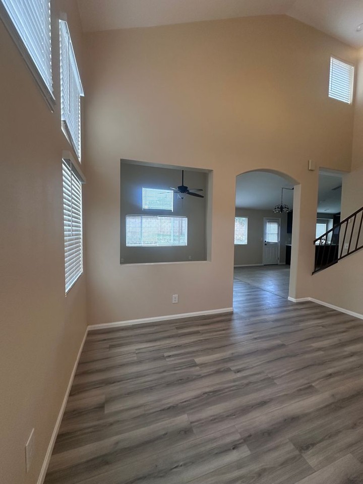 15734 Grevillea St - Photo 4 of 21
