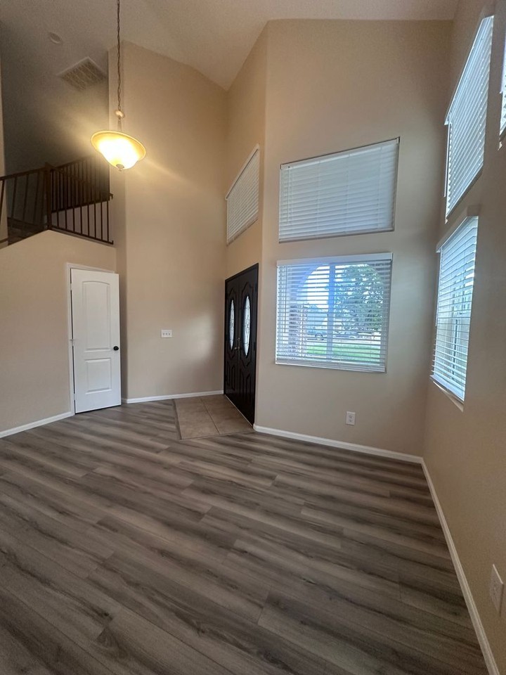 15734 Grevillea St - Photo 5 of 21