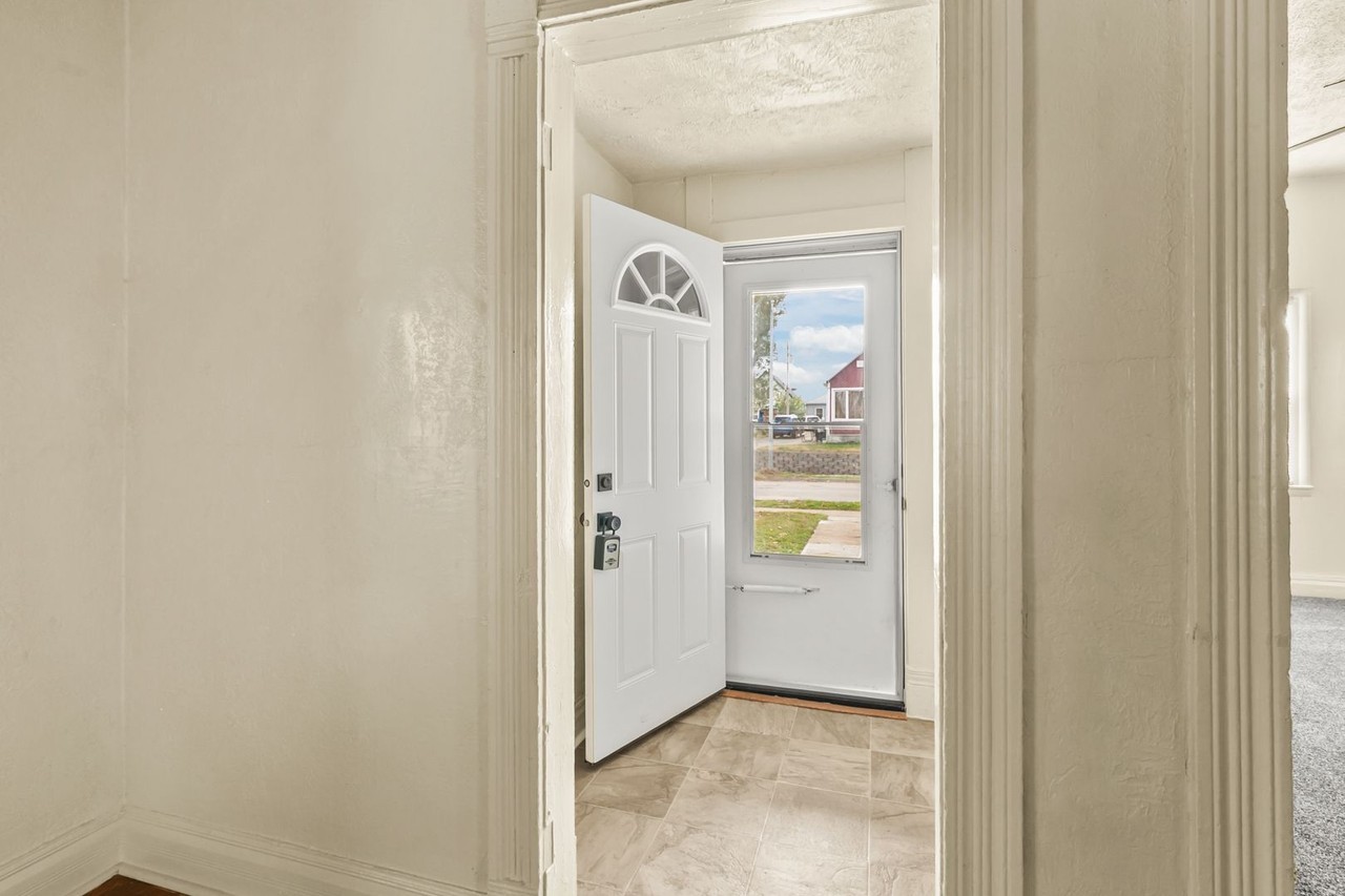4230 Erskine St - Photo 4 of 25