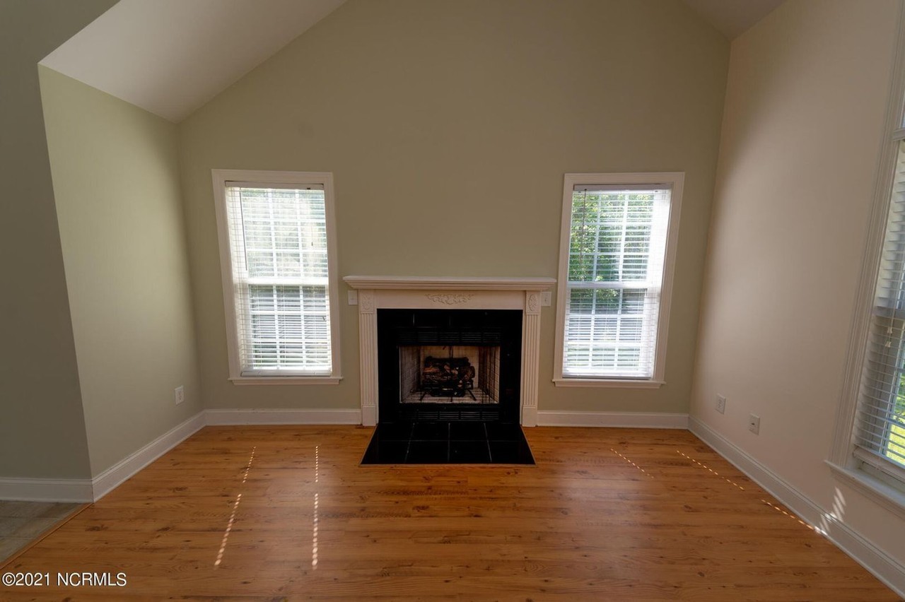 906 Caroline Ct - Photo 6 of 21