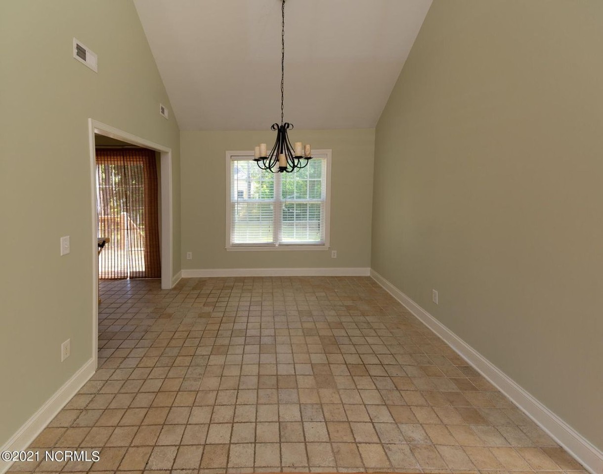 906 Caroline Ct - Photo 7 of 21