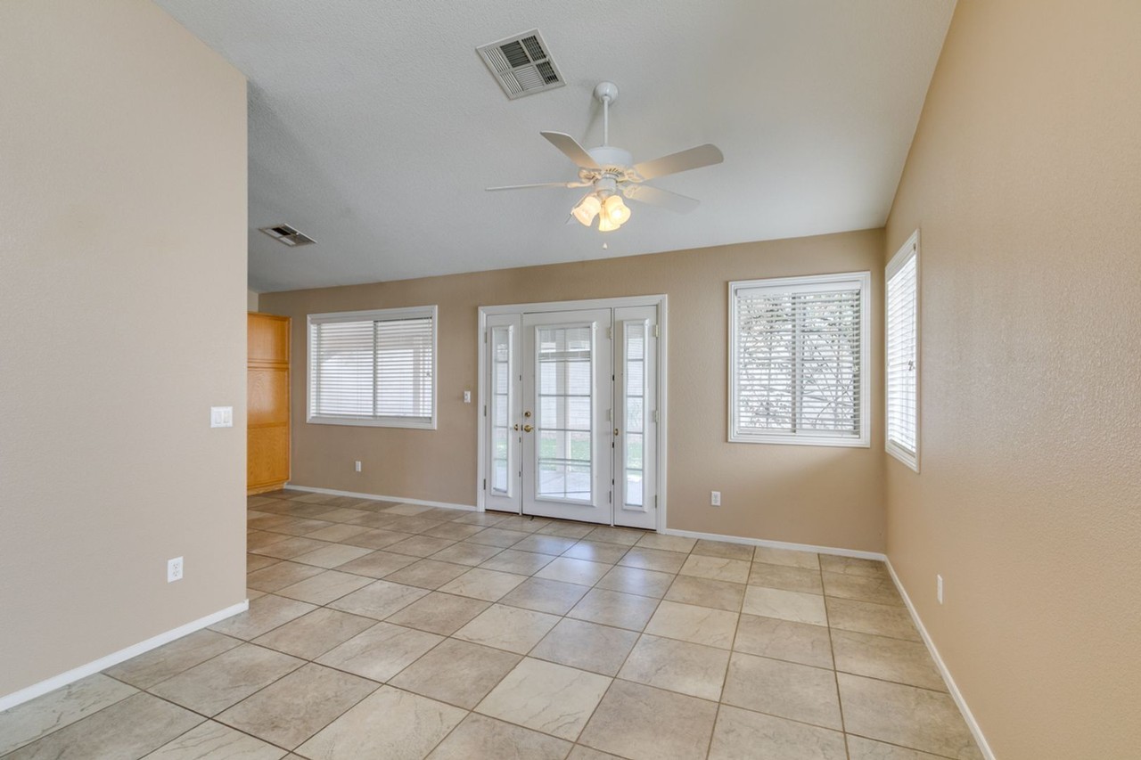 235 Paradise Bird St - Photo 4 of 39