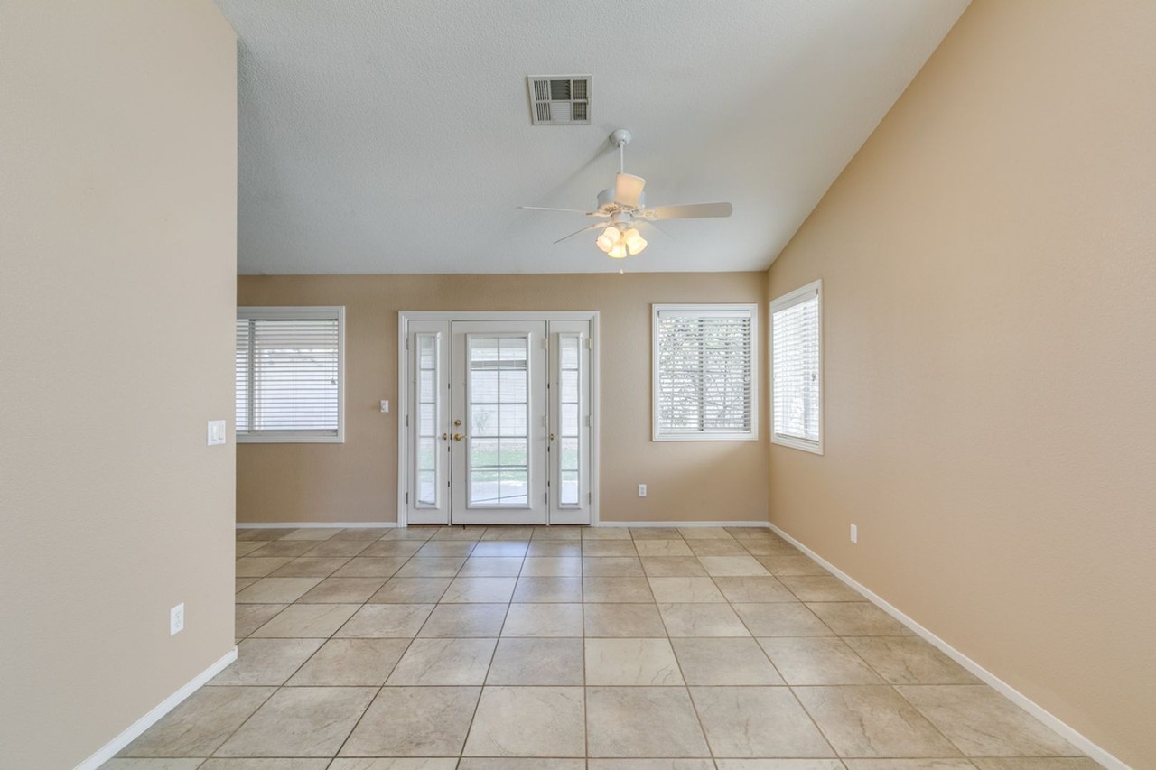 235 Paradise Bird St - Photo 5 of 39