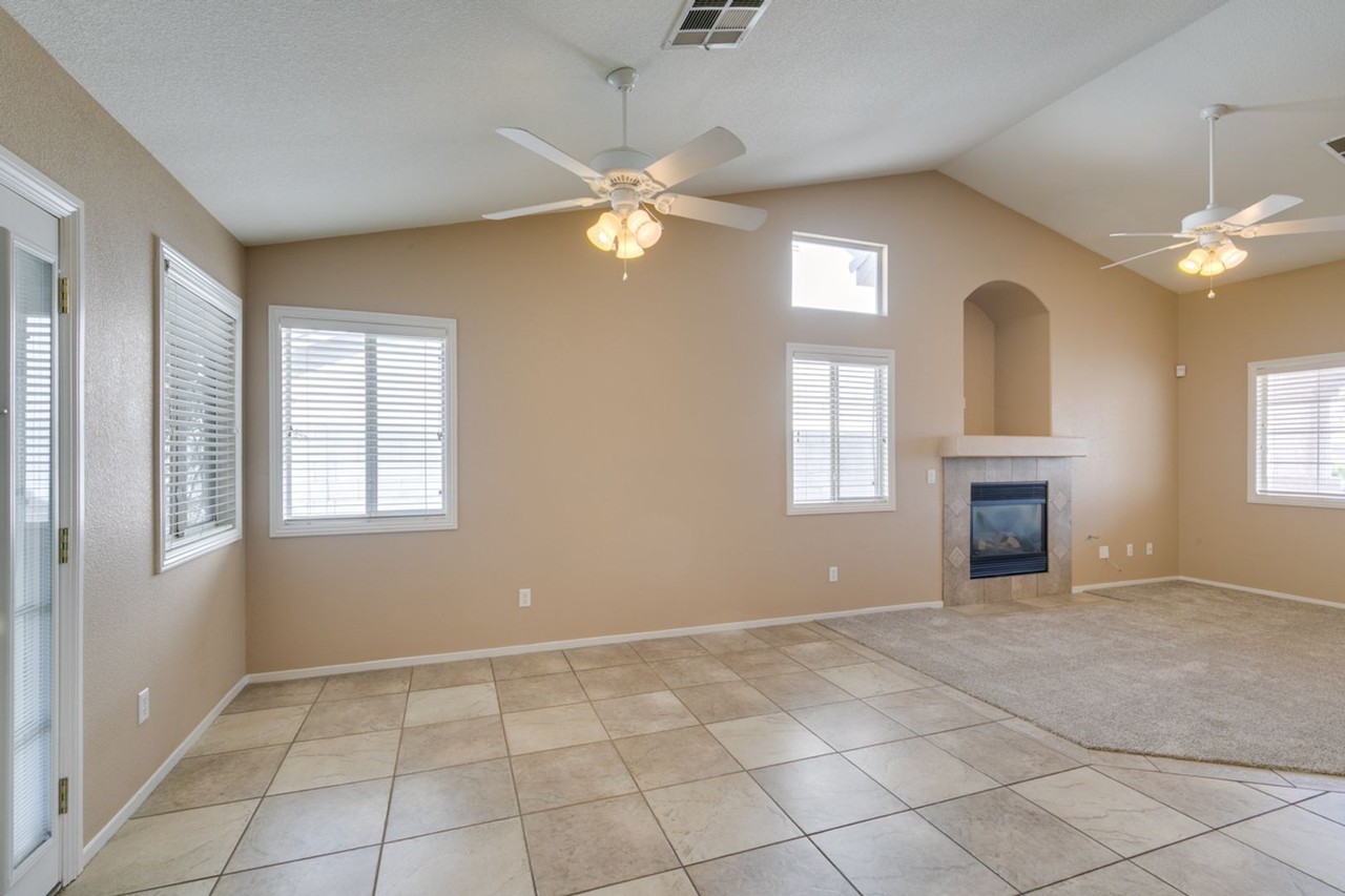 235 Paradise Bird St - Photo 6 of 39