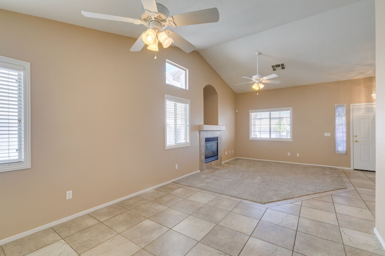 235 Paradise Bird St - Photo 7 of 39
