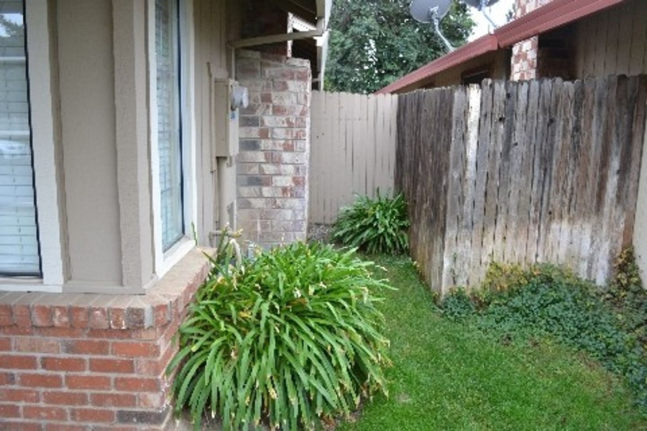 905 Notre Dame Dr - Photo 3 of 5