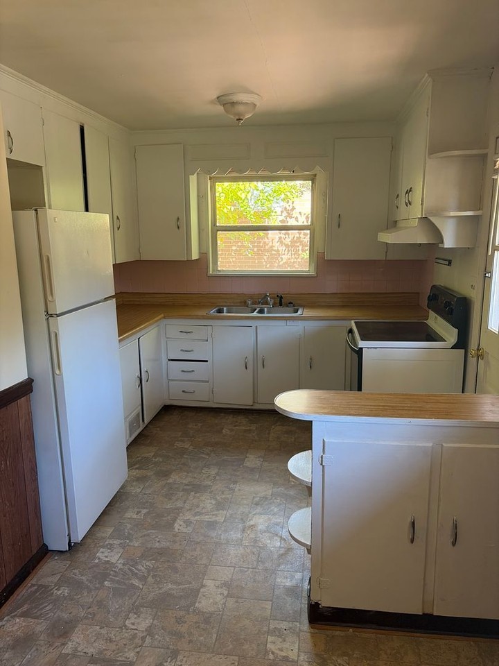 933 Lockland Ave - Photo 3 of 9