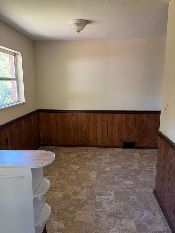 933 Lockland Ave - Photo 4 of 9