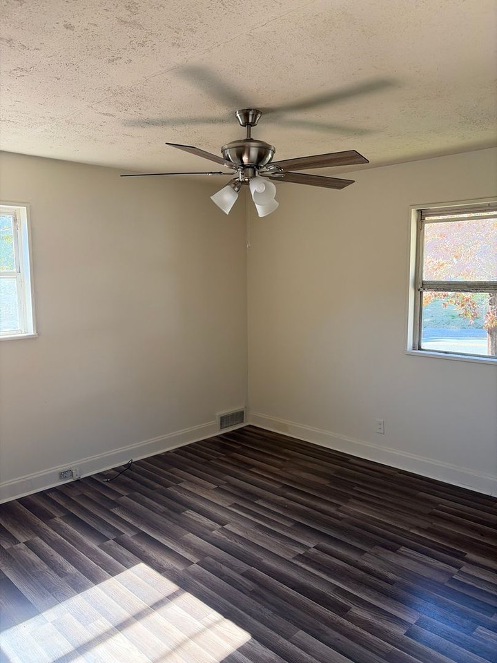 933 Lockland Ave - Photo 6 of 9
