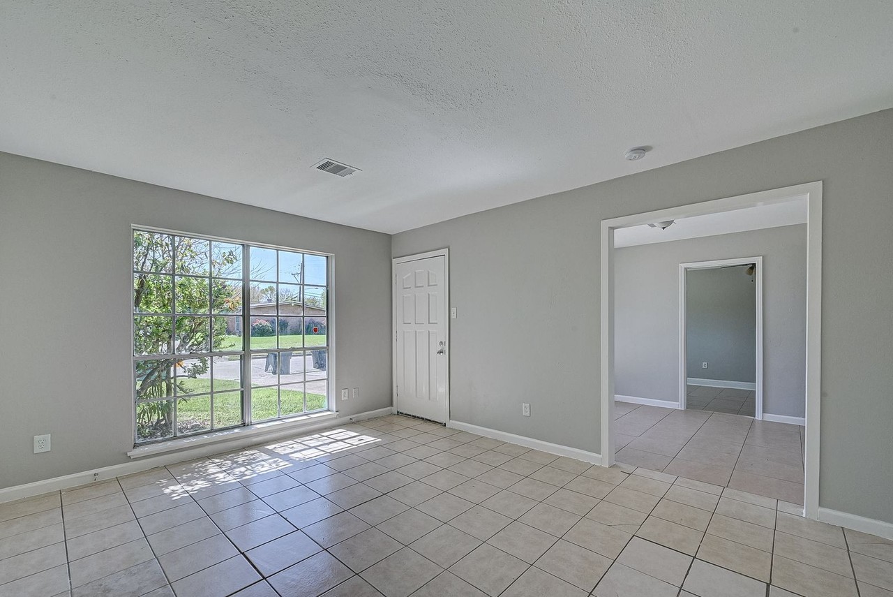 4307 Akard St - Photo 2 of 13