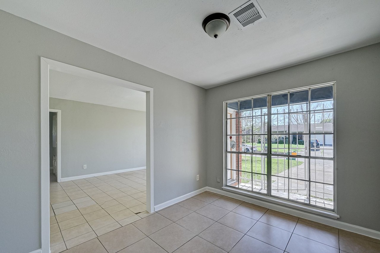 4307 Akard St - Photo 3 of 13
