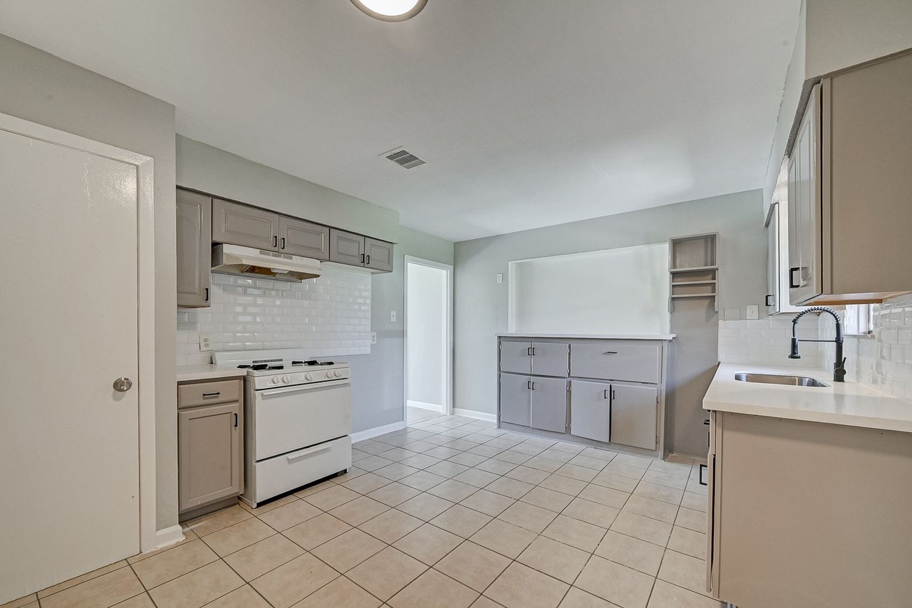 4307 Akard St - Photo 4 of 13