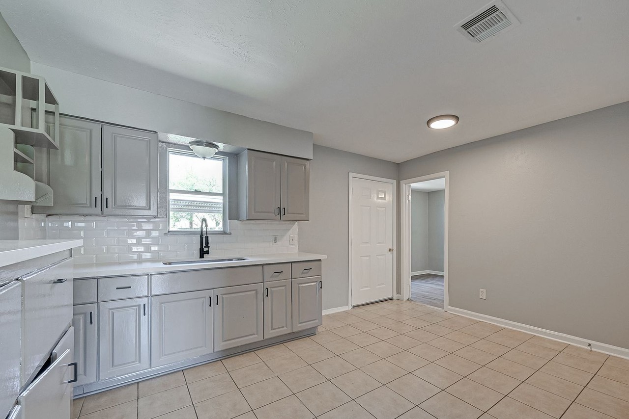 4307 Akard St - Photo 5 of 13