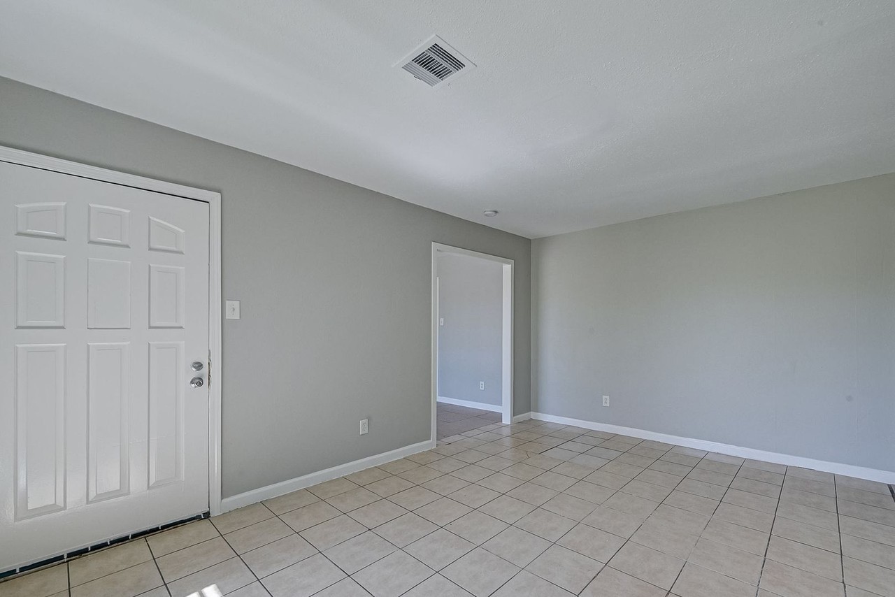 4307 Akard St - Photo 6 of 13