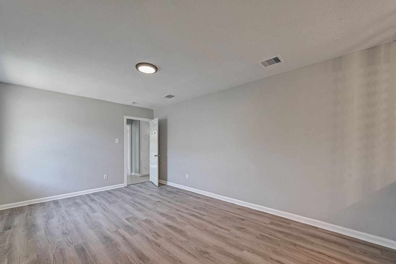 4307 Akard St - Photo 7 of 13