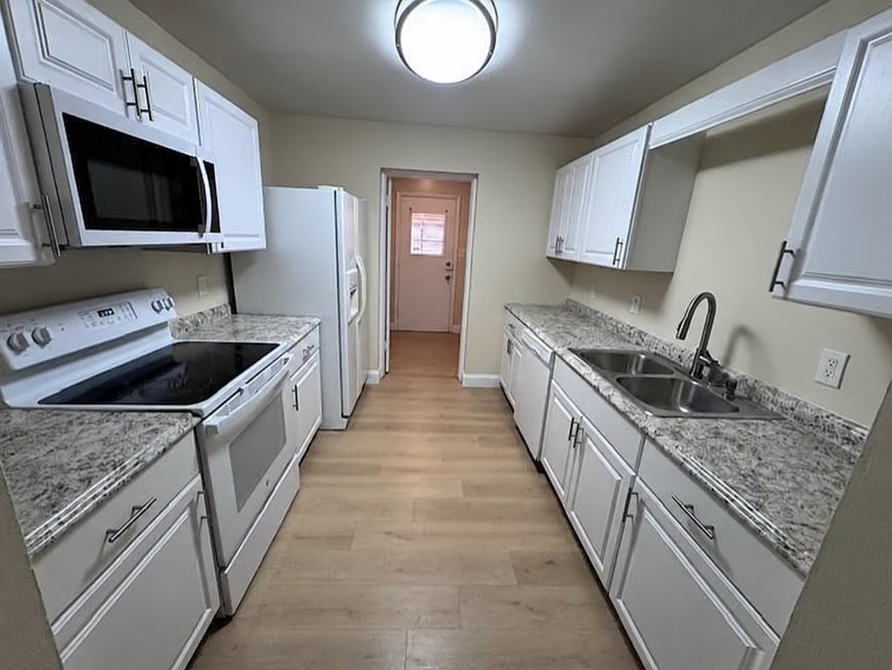 916 Park Lake Cir - Photo 6 of 20