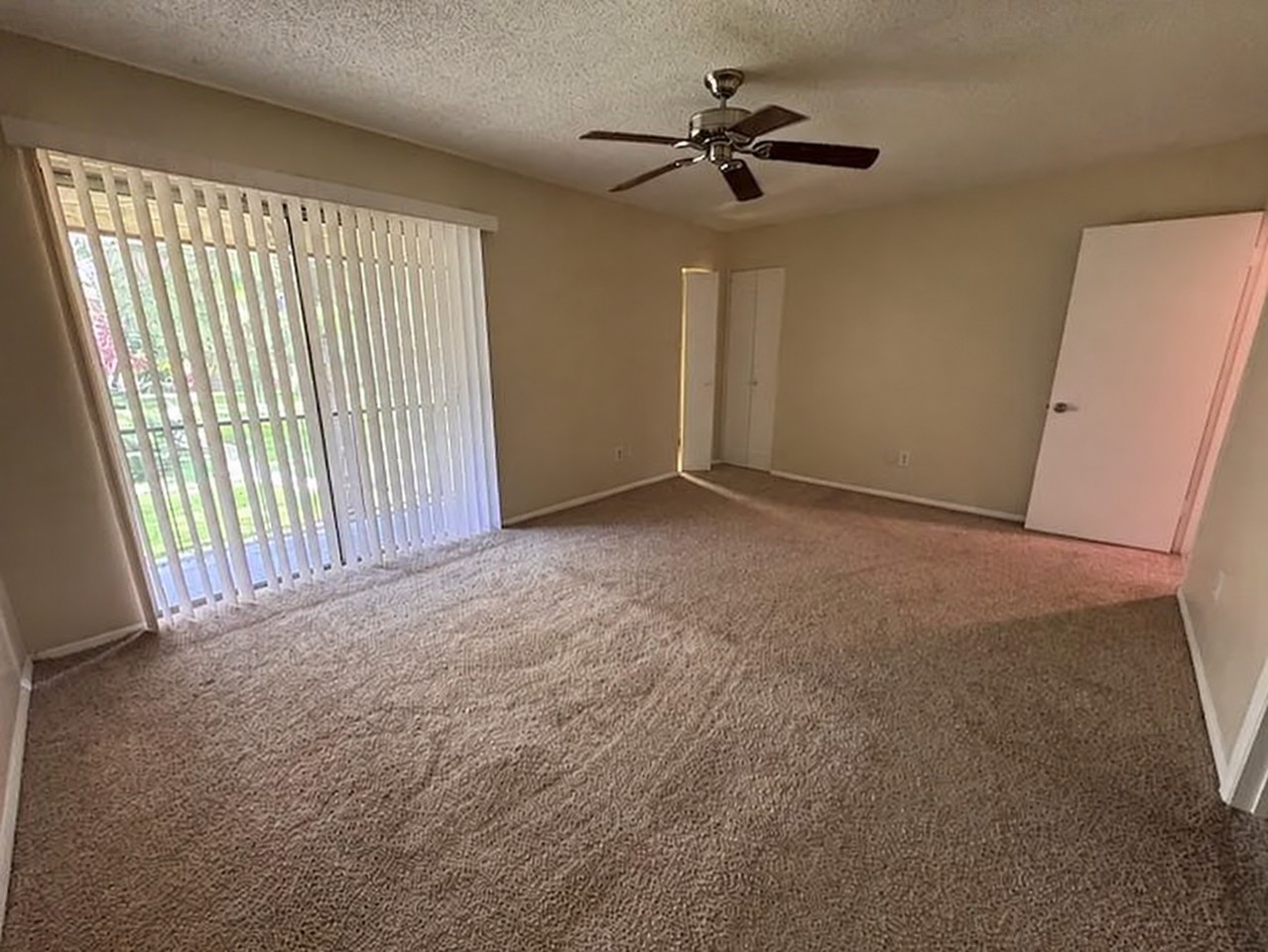 916 Park Lake Cir - Photo 7 of 20