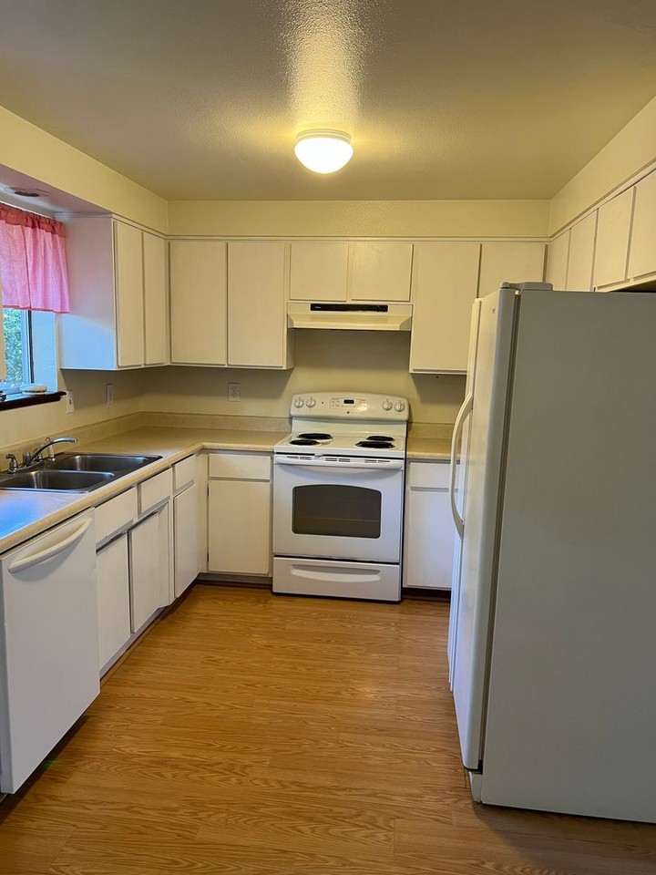 1112 Nw B St - Photo 2 of 15