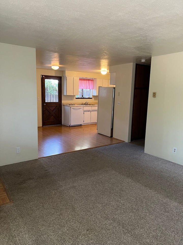 1112 Nw B St - Photo 3 of 15