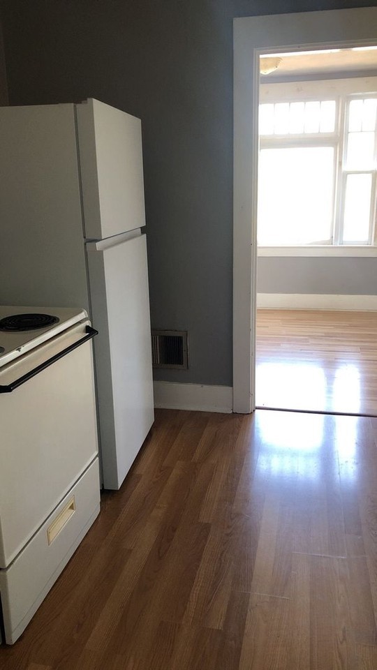 609 W 2nd St - Photo 5 of 18