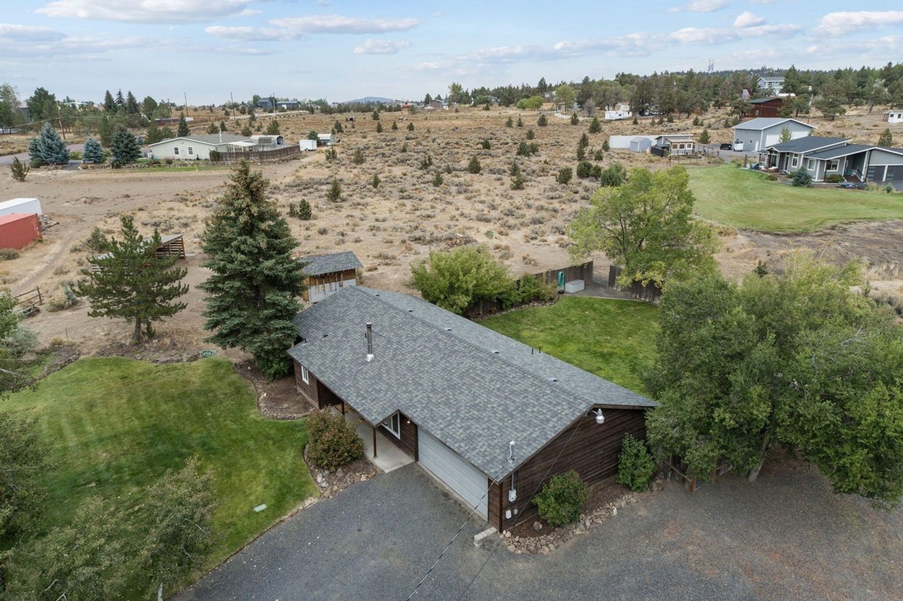 20824 Tumalo Rd - Photo 4 of 26