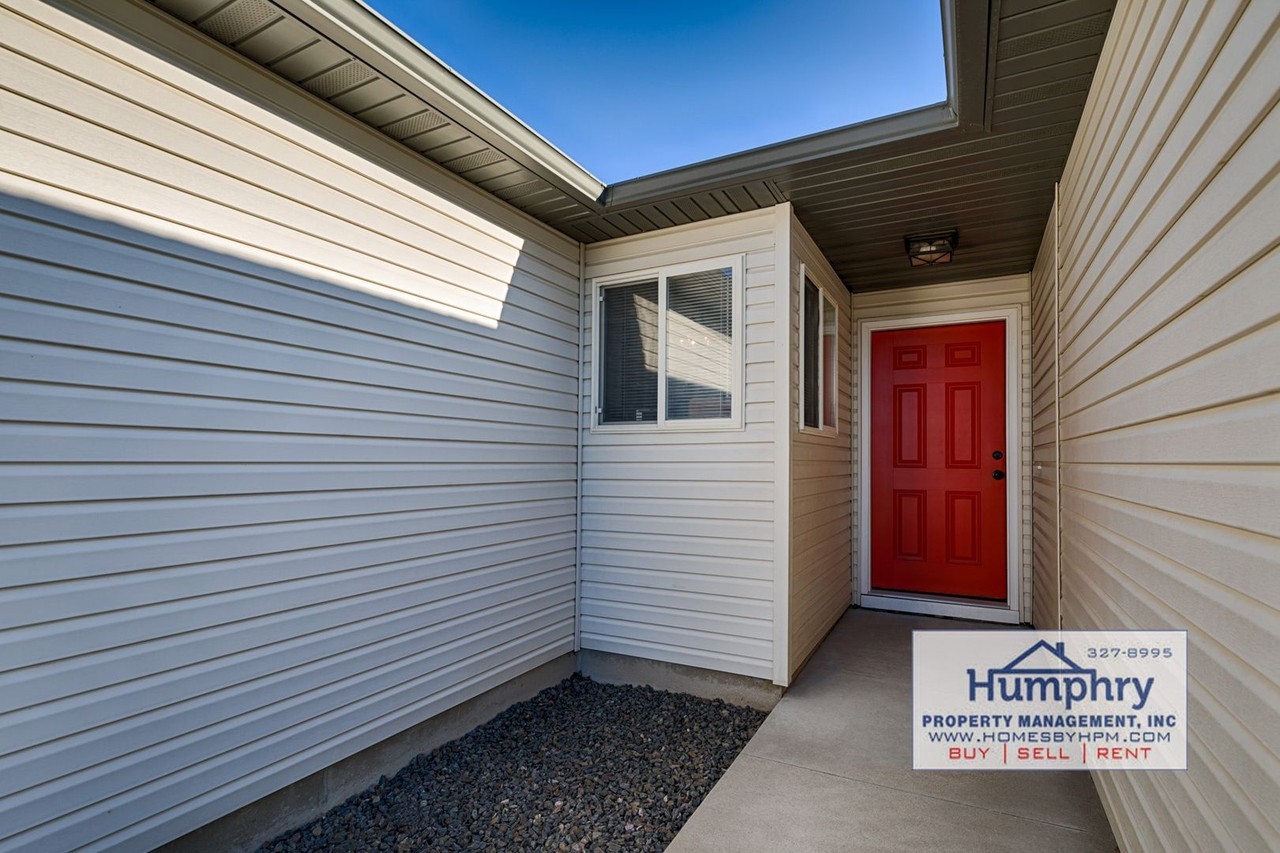 2415 Red Robin Way - Photo 3 of 17
