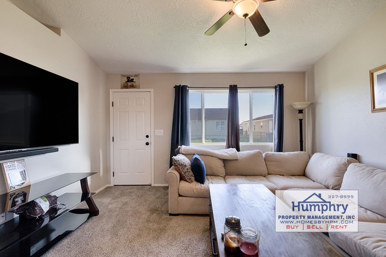 2415 Red Robin Way - Photo 4 of 17