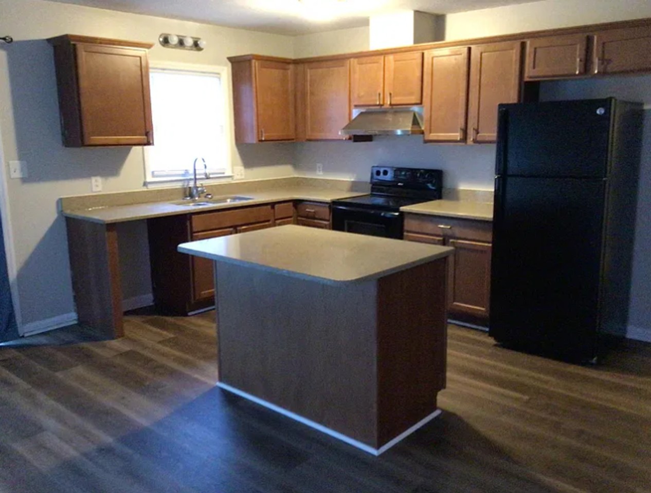 727 Oak Rd - Photo 3 of 8