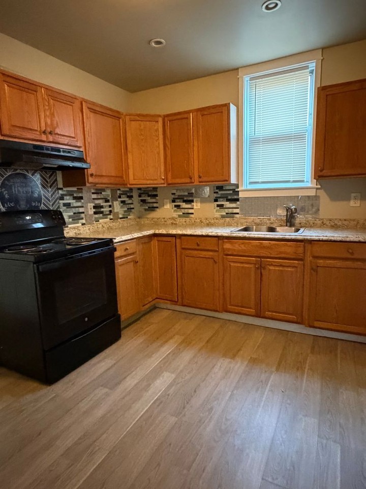 2216 Upland St - Photo 2 of 21