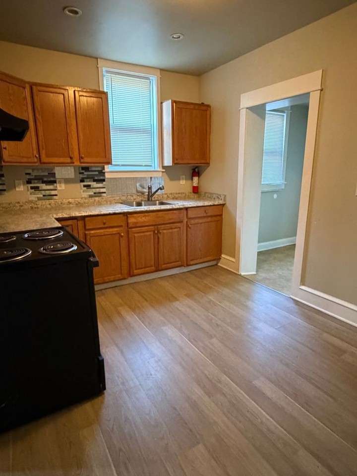2216 Upland St - Photo 3 of 21