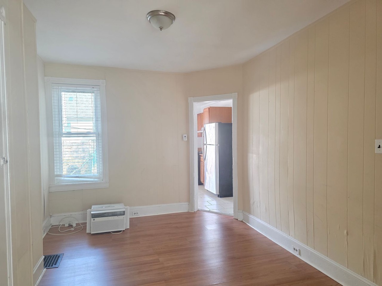1609 Howland St - Photo 2 of 10