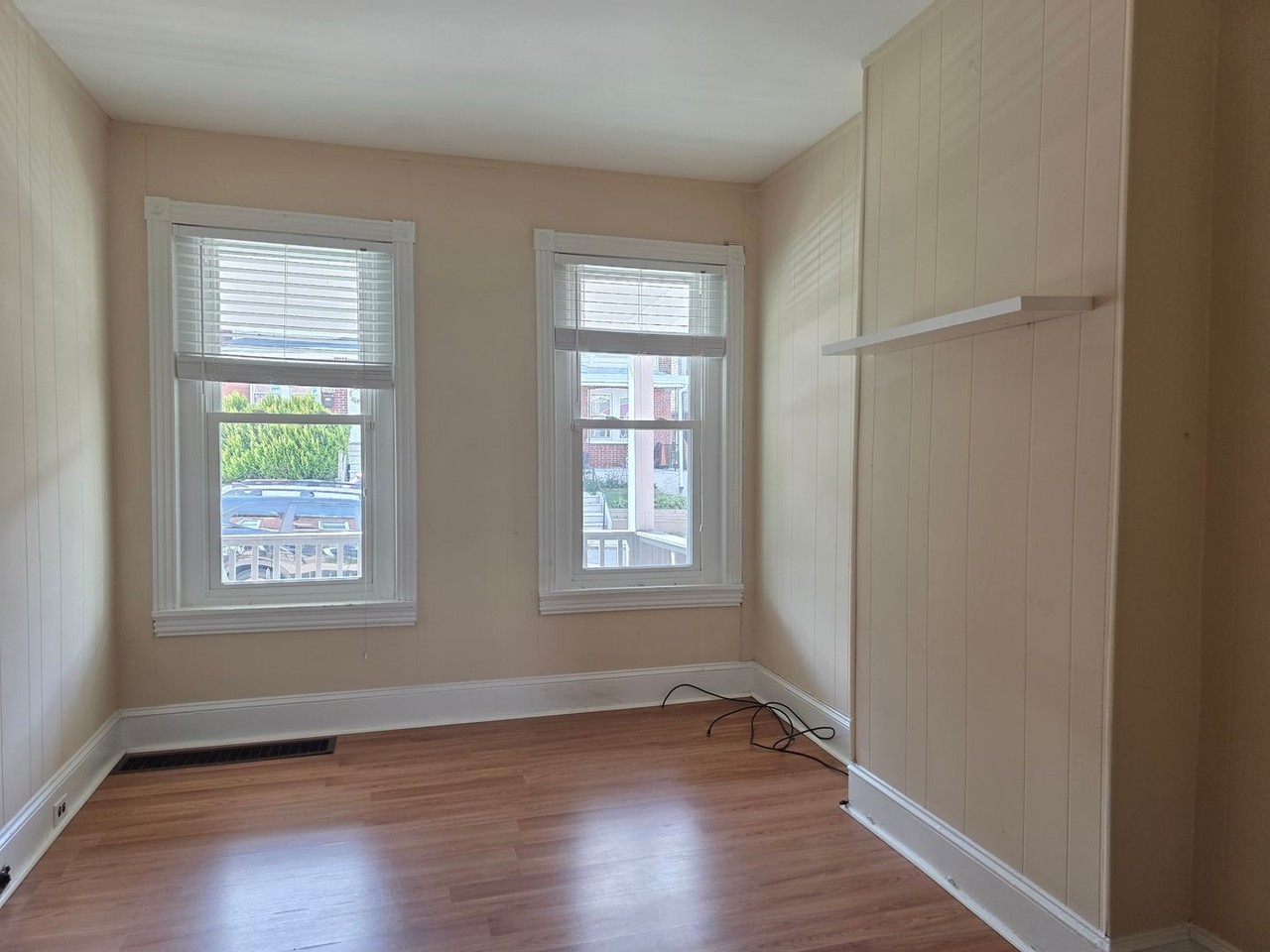 1609 Howland St - Photo 4 of 10
