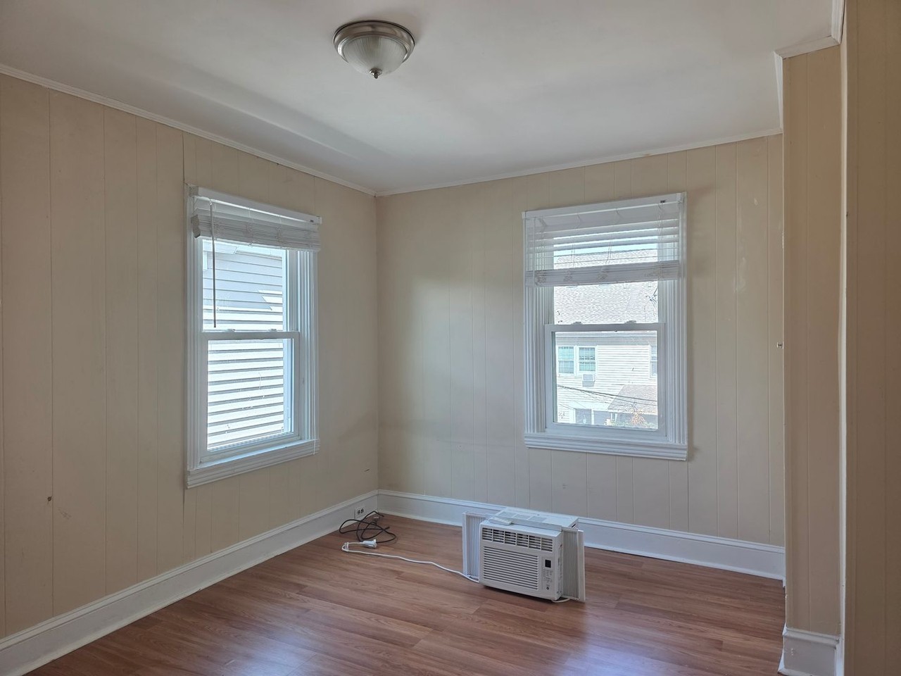 1609 Howland St - Photo 5 of 10