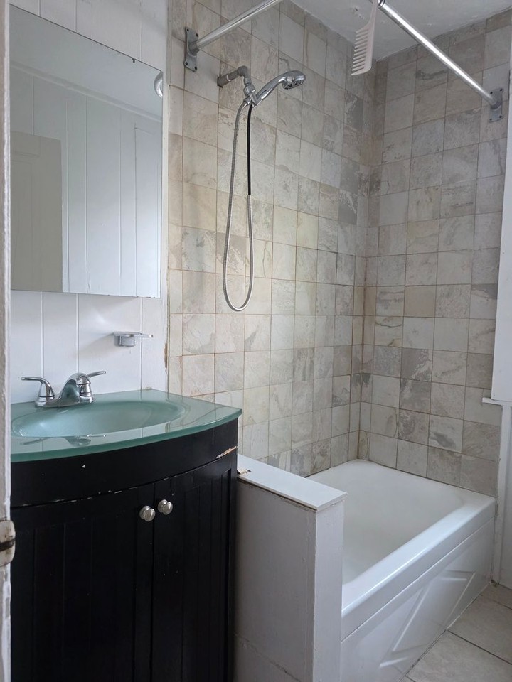 1609 Howland St - Photo 6 of 10