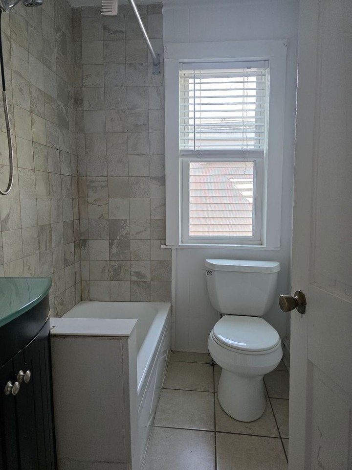 1609 Howland St - Photo 7 of 10