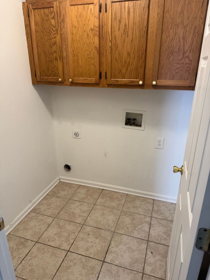 1495 Joyner Dr - Photo 5 of 10